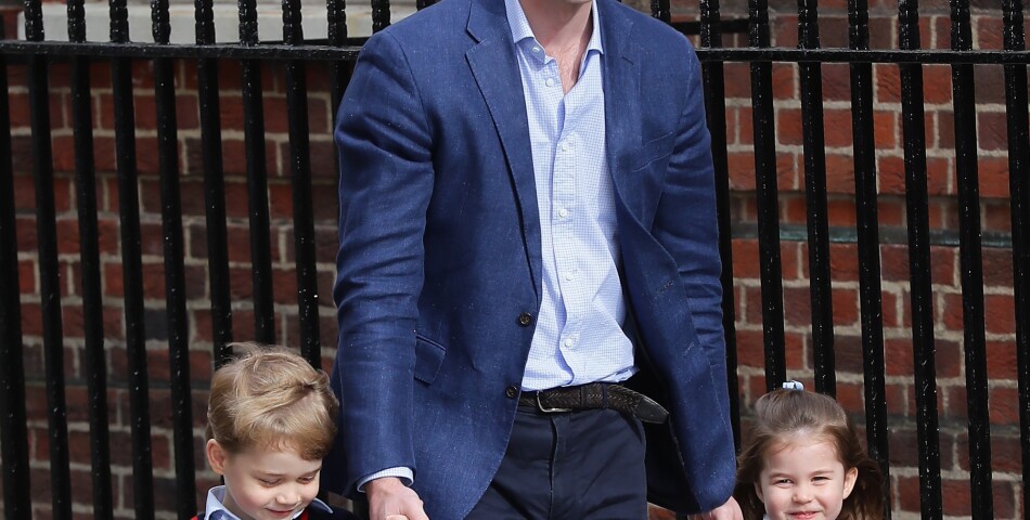 Le Prince William accompagne le Prince George et la Princesse Charlotte au chevet de leur mère Kate Middleton à l&#039;hôpital St Mary&#039;s le 23 avril 2018