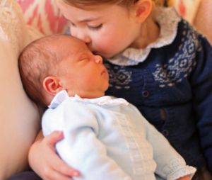 Kate Middleton : la Princesse Charlotte pose avec le Prince Louis
