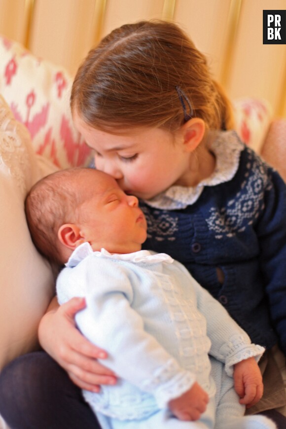Kate Middleton : la Princesse Charlotte pose avec le Prince Louis