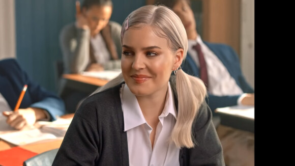 Clip "2002" : Anne-Marie offre un goût de nostalgie avec Britney Spears et NSYNC