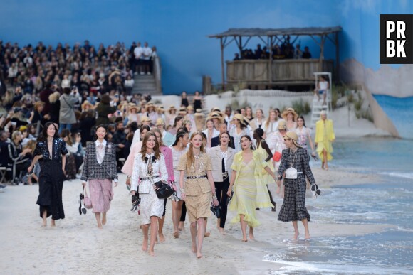 Pour le défilé Chanel, Karl Lagerfeld a transformé le Grand Palais en plage géante.