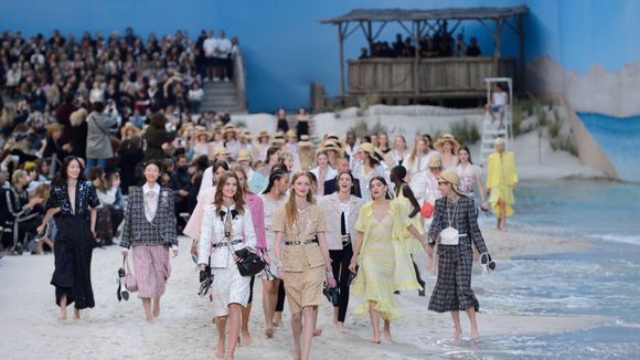 L'incroyable défilé Chanel transforme le Grand Palais de Paris en plage géante