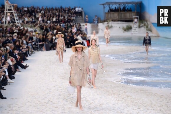 Pour le défilé Chanel, Karl Lagerfeld a transformé le Grand Palais en plage géante.