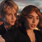 Clip "1999" : Charli XCX et Troye Sivan multiplient les références et c'est GÉNIAL ❤