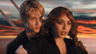 Clip "1999" : Charli XCX et Troye Sivan multiplient les références et c'est GÉNIAL ❤