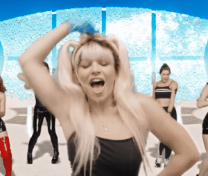 Clip "1999" : Charli XCX en mode Spice Girls