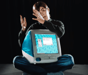Clip "1999" : Charli XCX en mode Steve Jobs