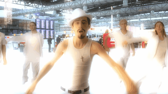 Clip "1999" : Troye Sivan se transforme en Backstreet Boys