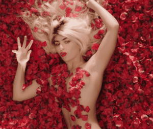 Clip "1999" : Charli XCX en mode American Beauty