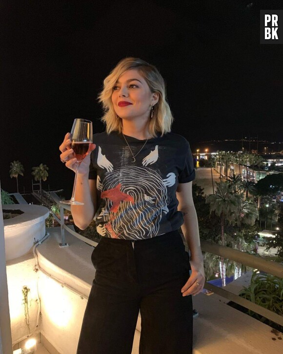 Louane trop décontractée aux NMA 2018 ? Sa tenue violemment critiquée sur Twitter