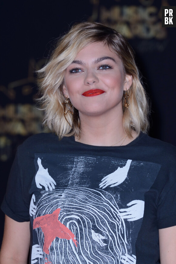 Louane trop décontractée aux NMA 2018 ? Sa tenue violemment critiquée sur Twitter