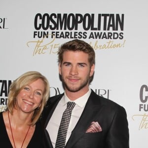 Ces stars qui posent avec leur famille sur un tapis rouge : Liam Hemsworth et sa mère Leonie