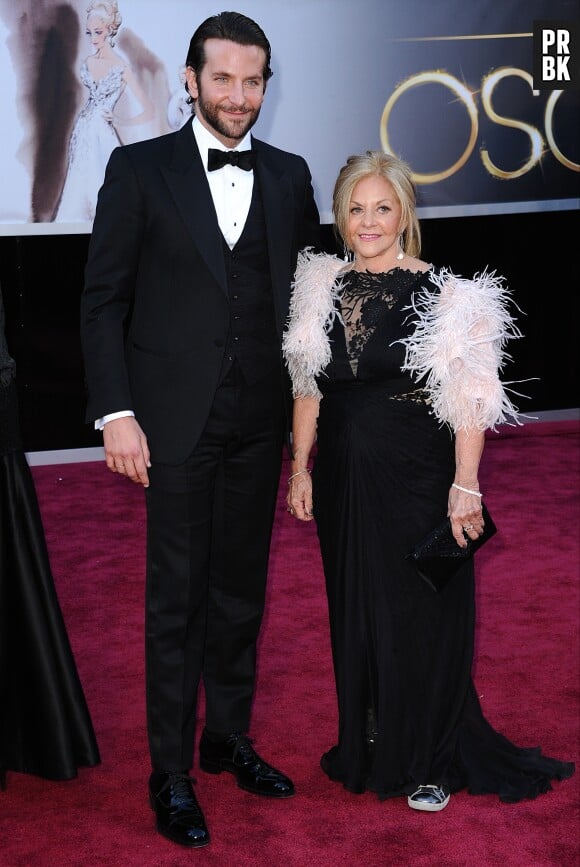 Ces stars qui posent avec leur famille sur un tapis rouge : Bradley Cooper et sa mère Gloria
