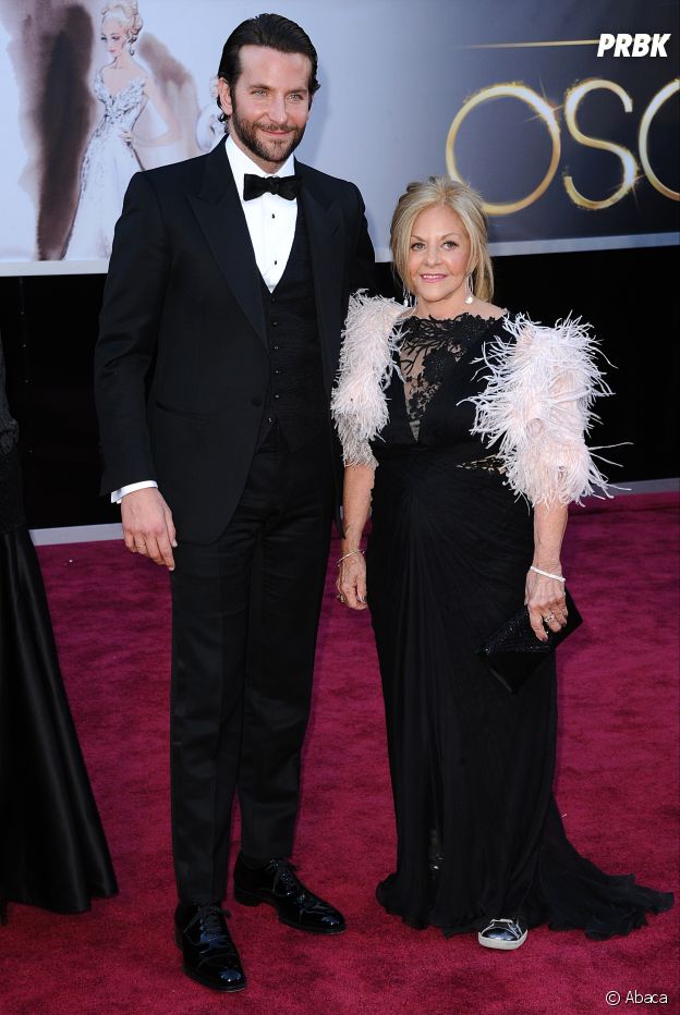 Ces stars qui posent avec leur famille sur un tapis rouge : Bradley Cooper et sa mère Gloria