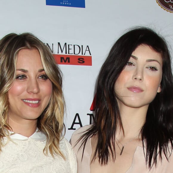 Ces stars qui posent avec leur famille sur un tapis rouge : Kaley Cuoco et sa soeur Briana