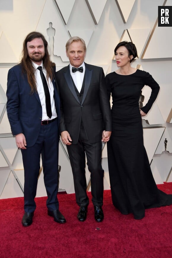 Ces stars qui posent avec leur famille sur un tapis rouge : Viggo Mortensen avec sa femme Ariadna Gil et son fils Henry