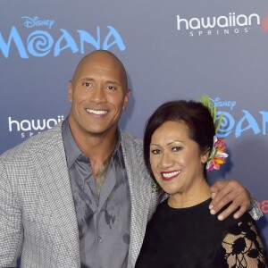 Ces stars qui posent avec leur famille sur un tapis rouge : Dwayne Johnson et sa mère Ata