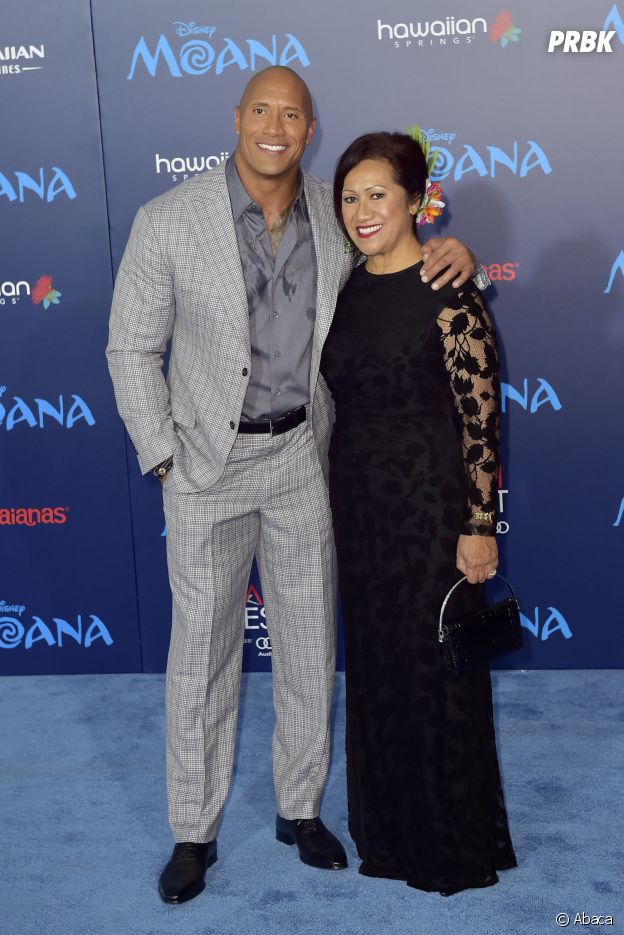 Ces stars qui posent avec leur famille sur un tapis rouge : Dwayne Johnson et sa mère Ata