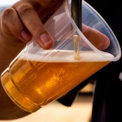 À Barcelone, un bar offre une bière en échange d'un verre de mégots