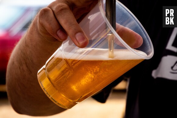 Environnement : à Barcelone, un bar offre une bière en échange d'un verre de mégots pour nettoyer les plages