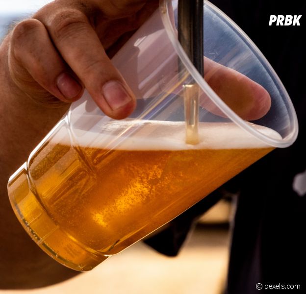 Environnement : à Barcelone, un bar offre une bière en échange d'un verre de mégots pour nettoyer les plages