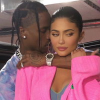 Kylie Jenner : Travis Scott la couvre (littéralement) de pétales de roses pour son anniversaire