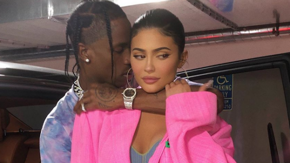 Kylie Jenner : Travis Scott la couvre (littéralement) de pétales de roses pour son anniversaire