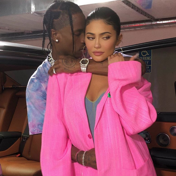 Kylie Jenner : Travis Scott la couvre (littéralement) de pétales de roses pour son anniversaire