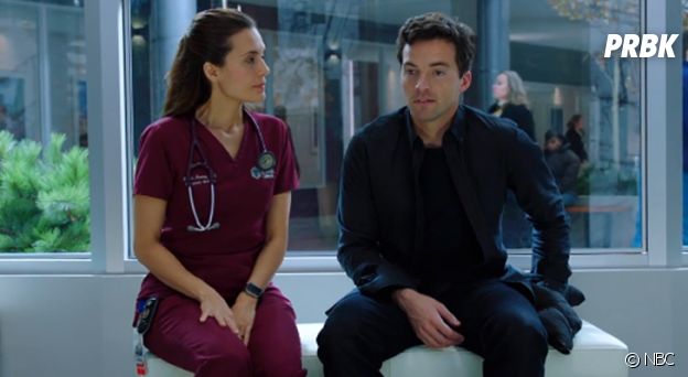 Ian Harding et Torrey DeVitto dans Chicago Med