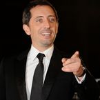 Gad Elmaleh : suite aux accusations de plagiat, il reconnaît s'être inspiré d'humoristes
