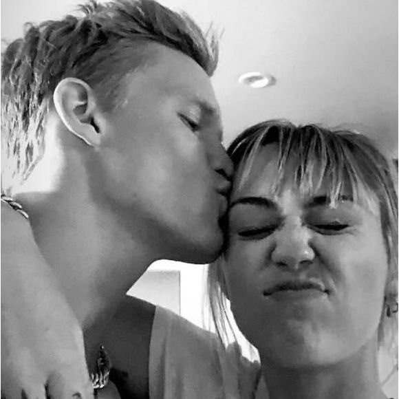 Miley Cyrus recasée avec Cody Simpson (?) et critiquée : la chanteuse répond aux attaques