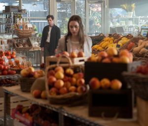 You saison 2 : Joe (Penn Badgley) et Love Quinn (Victoria Pedretti) sur une photo