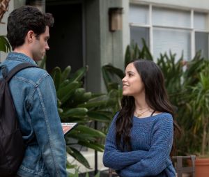 You saison 2 : Elie (Jenna Ortega) face à Joe sur une photo