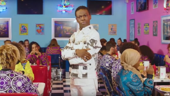 Azize Diabaté : après la comédie et la danse, il se lance dans la musique avec "Tourner la page"