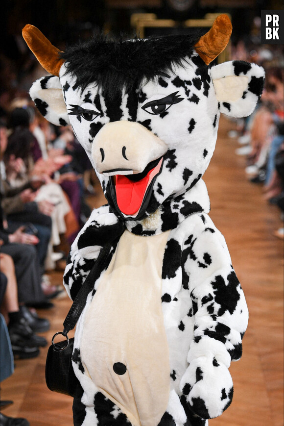 Stella McCartney fait défiler des faux animaux à la Paris Fashion Week : son show cruelty-free pour lutter contre la fourrure et le cuir