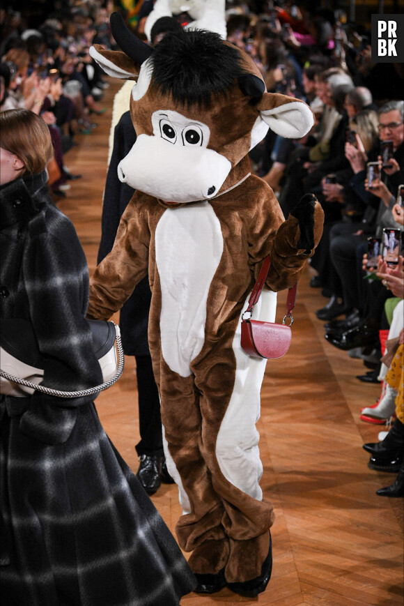 Stella McCartney fait défiler des faux animaux à la Paris Fashion Week : son show cruelty-free pour lutter contre la fourrure et le cuir