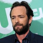 Luke Perry : un an après sa mort, les acteurs de Beverly Hills lui rendent hommage