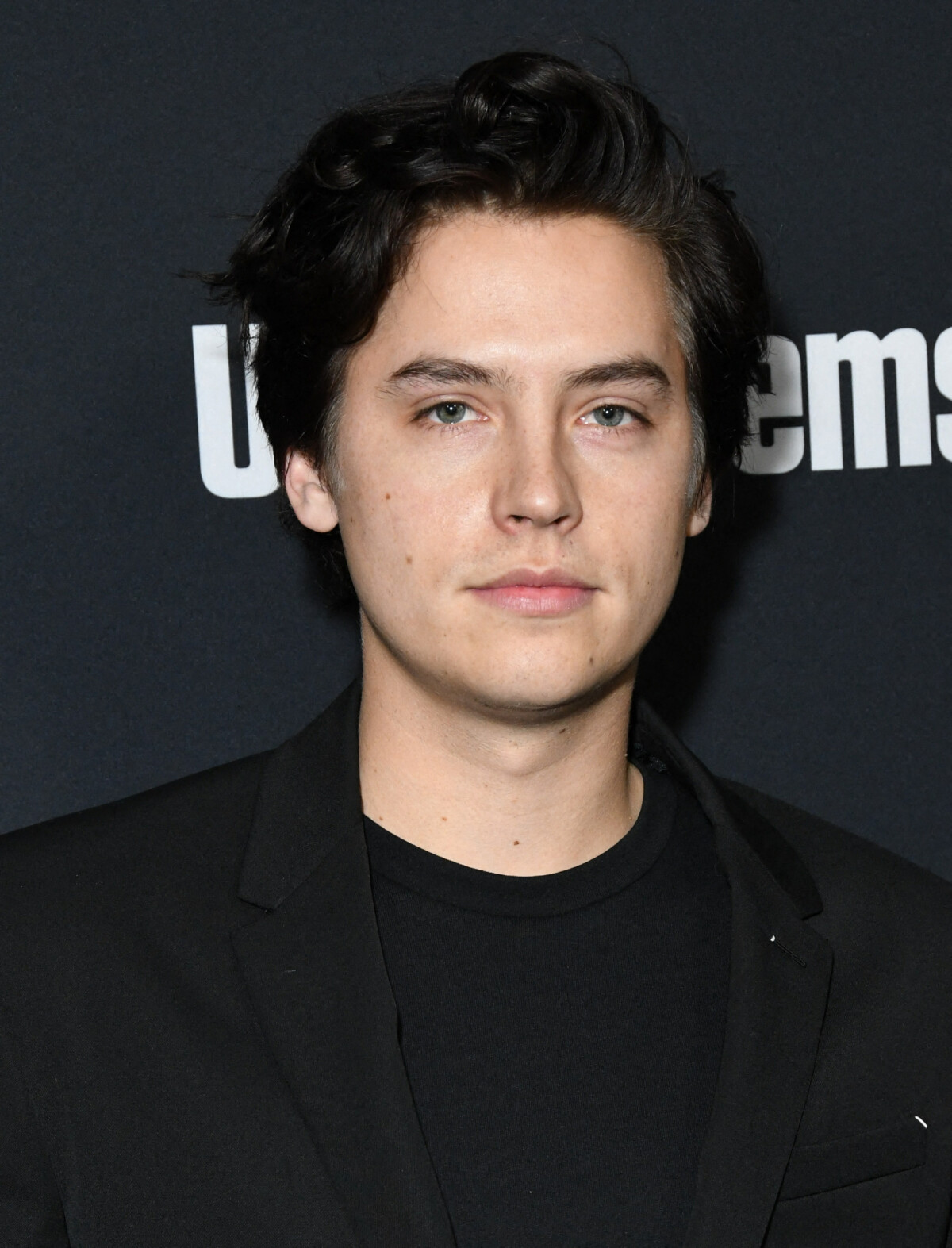 Cole Sprouse (Riverdale) moustachu pendant le confinement : son frère Dylan  se moque - PureBreak