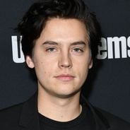 Cole Sprouse (Riverdale) moustachu pendant le confinement : son frère Dylan se moque