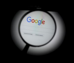 Google passe en mode dark : le moteur de recherches teste le mode sombre