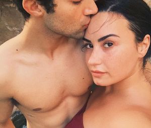 Demi Lovato fiancée à Max Ehrich : la chanteuse a dit oui à son futur mari et dévoile la bague de fiançailles
