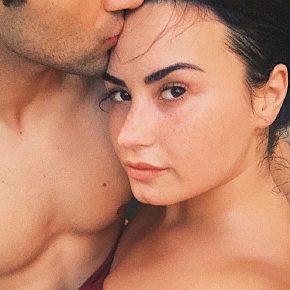 Demi Lovato fiancée à Max Ehrich : la chanteuse a dit oui à son futur mari et dévoile la bague de fiançailles