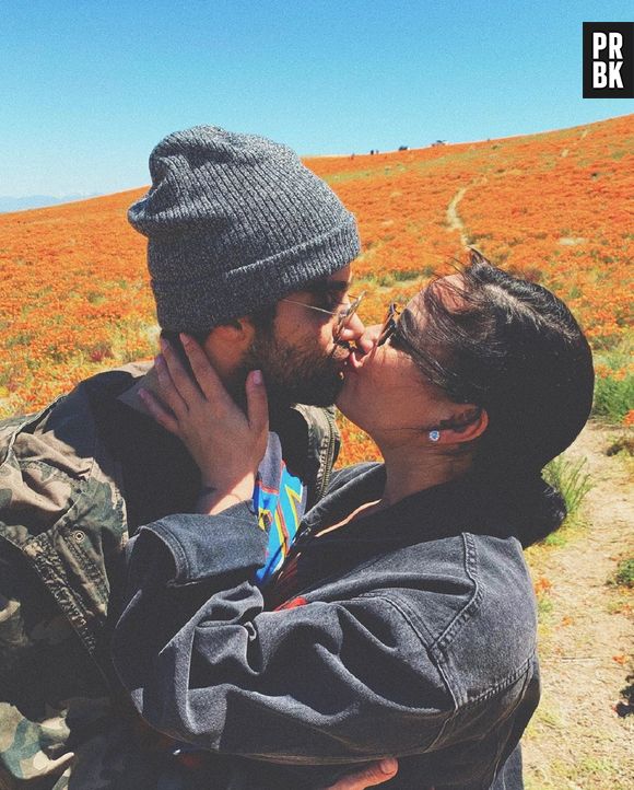 Demi Lovato fiancée à Max Ehrich : la chanteuse a dit oui à son futur mari et dévoile la bague de fiançailles