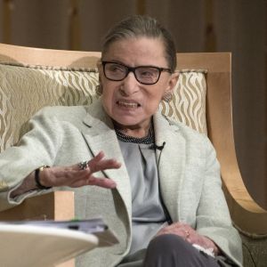 Mort de Ruth Bader Ginsburg : qui est la juge à qui les stars US rendent hommage ?