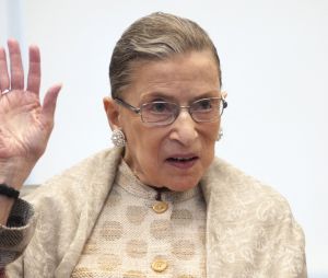 Mort de Ruth Bader Ginsburg : qui est la juge à qui les stars US rendent hommage ?