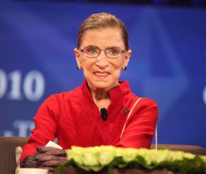 Mort de Ruth Bader Ginsburg : qui est la juge à qui les stars US rendent hommage ?