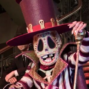 Mask Singer 2 : quelle célébrité se cache derrière le squelette ? Les indices sur son identité