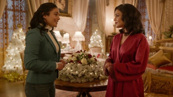 La Princesse de Chicago 2 : Vanessa Hudgens voit triple dans le trailer du téléfilm de Noël Netflix