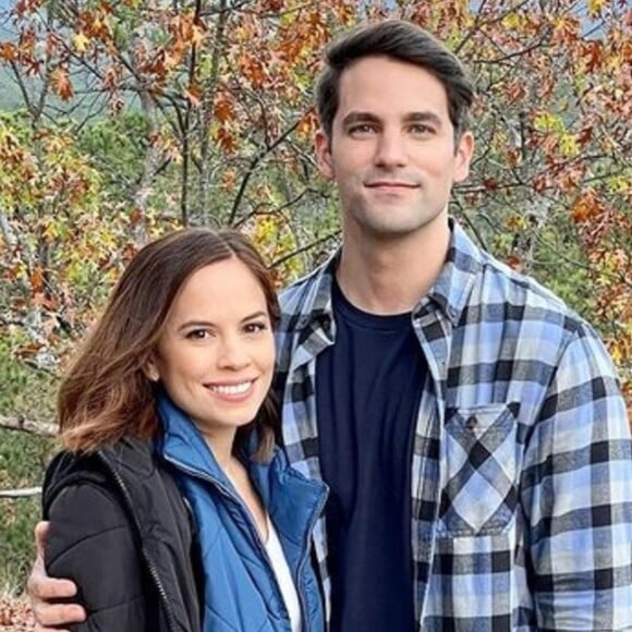 Brant Daugherty (Pretty Little Liars) bientôt papa pour la première fois : sa femme Kim est enceinte