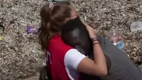 #GraciasLuna : le web soutient une secouriste, harcelée pour avoir réconforté un migrant